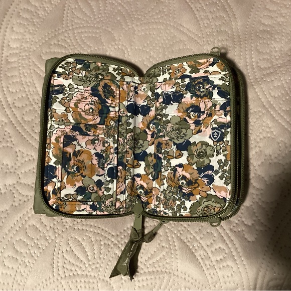 Vera Bradley Green wallet - Picture 3 of 9